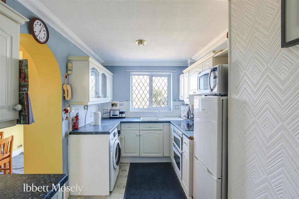 6 Kitchen.jpg