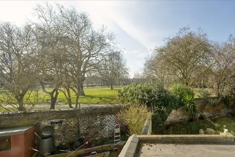 85 Gayford Road, London, W12 9BY