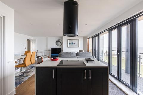 3 bedroom apartment for sale, An Exceptional Third-Floor Apartment Offering Breath-Taking Panoramic Views. Chain Free in Sheringham