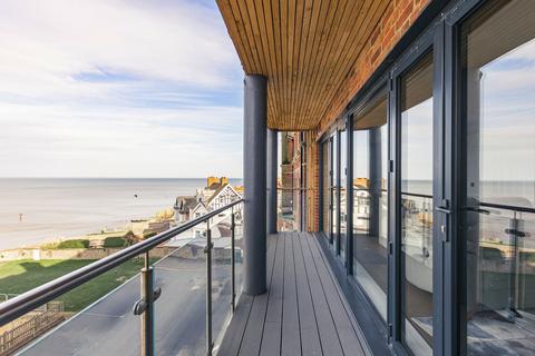 3 bedroom apartment for sale, An Exceptional Third-Floor Apartment Offering Breath-Taking Panoramic Views. Chain Free in Sheringham