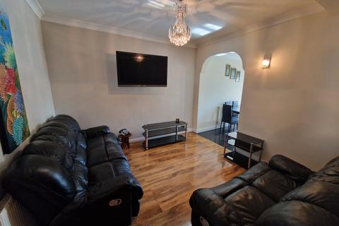 4 bedroom terraced house to rent, New Heston Road, Hounslow, TW5