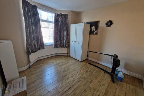 4 bedroom terraced house to rent, New Heston Road, Hounslow, TW5