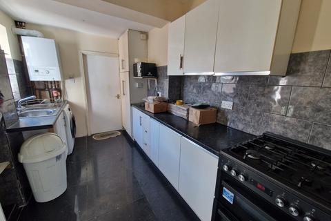 4 bedroom terraced house to rent, New Heston Road, Hounslow, TW5