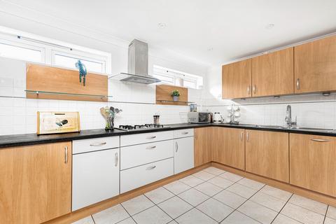 Flat 4, 2 Creswell Drive, Beckenham, BR3 3GL