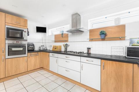 Flat 4, 2 Creswell Drive, Beckenham, BR3 3GL