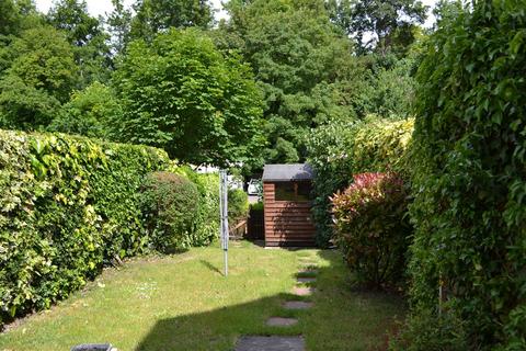 4 bedroom terraced house to rent, Beaufort Road, Surrey GU9