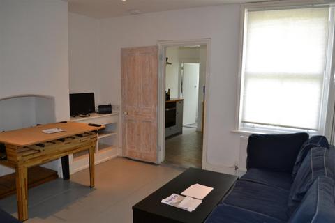 4 bedroom terraced house to rent, Beaufort Road, Surrey GU9