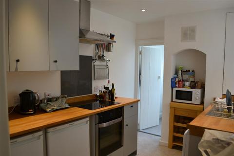 4 bedroom terraced house to rent, Beaufort Road, Surrey GU9