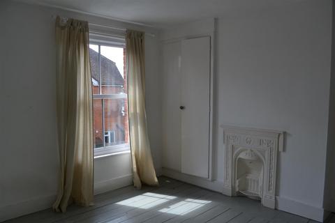 4 bedroom terraced house to rent, Beaufort Road, Surrey GU9