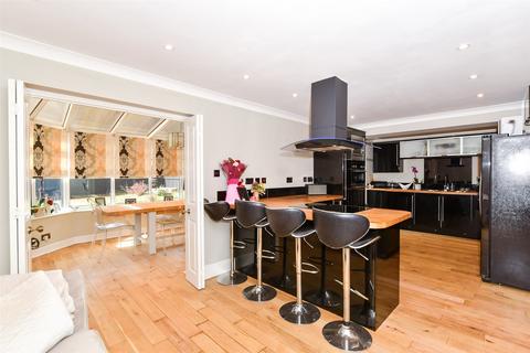 4 bedroom detached house for sale, Chatfield Way, Bradbourne Fields, East Malling, Kent
