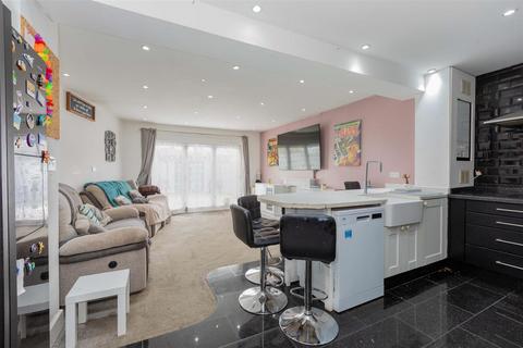 82 Beaumont Road, Slough, SL2 1NG