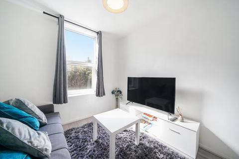 1 bedroom flat for sale, Brabourne Close, London, SE19