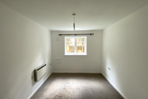8 Newcombe Gardens, Hounslow, TW4 5DN