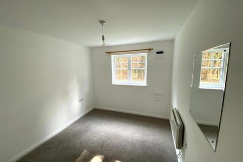 8 Newcombe Gardens, Hounslow, TW4 5DN