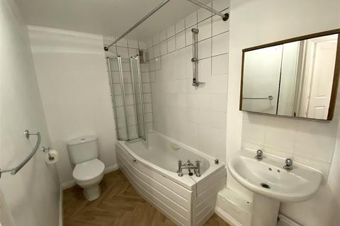 8 Newcombe Gardens, Hounslow, TW4 5DN