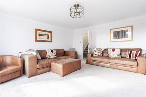 44 Albany Court, Epping, CM16 5ED