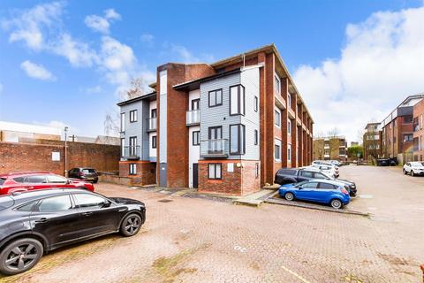 2 bedroom flat for sale, Cantelupe Road, East Grinstead, West Sussex