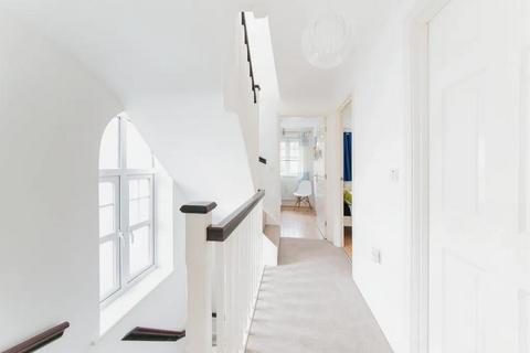 8 Tiverton Way, London, NW7 1GE