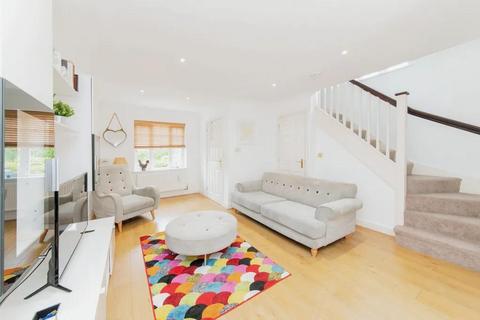 8 Tiverton Way, London, NW7 1GE