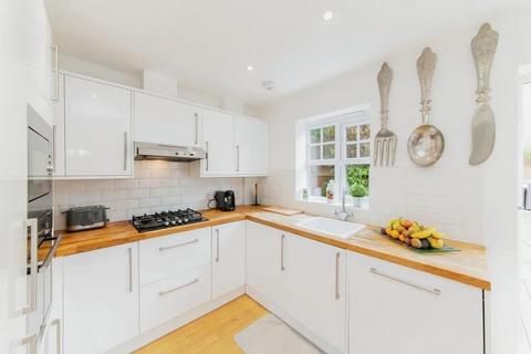 8 Tiverton Way, London, NW7 1GE