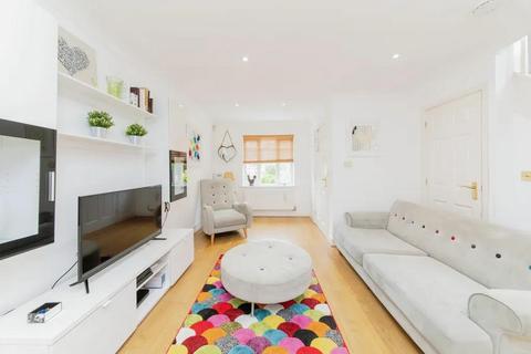 8 Tiverton Way, London, NW7 1GE