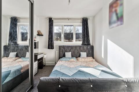 151 Langtons Meadow, Farnham Common, Slough, SL2 3NT