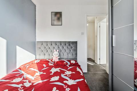 151 Langtons Meadow, Farnham Common, Slough, SL2 3NT