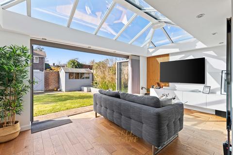 4 bedroom semi-detached house for sale, Pinetrees Close, Crawley RH10