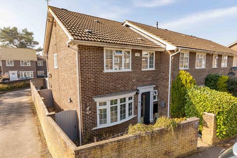 4 bedroom semi-detached house for sale, Pinetrees Close, Crawley RH10