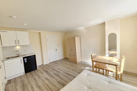 1 bedroom bedsit to rent, Watford Way, London NW7