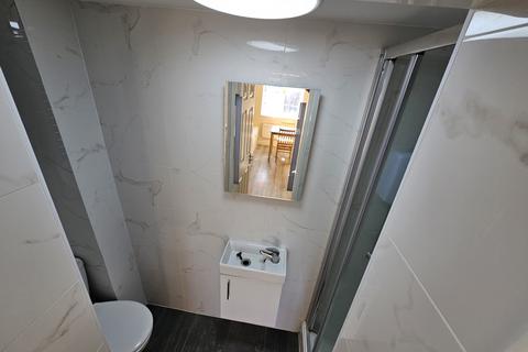 1 bedroom bedsit to rent, Watford Way, London NW7