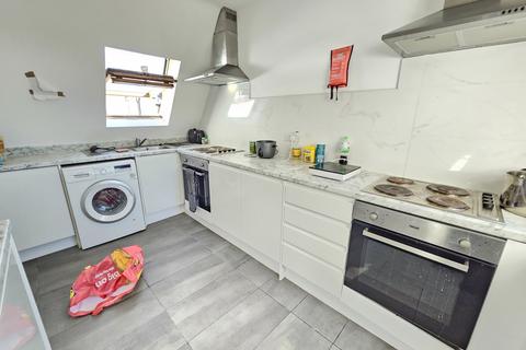 1 bedroom bedsit to rent, Watford Way, London NW7