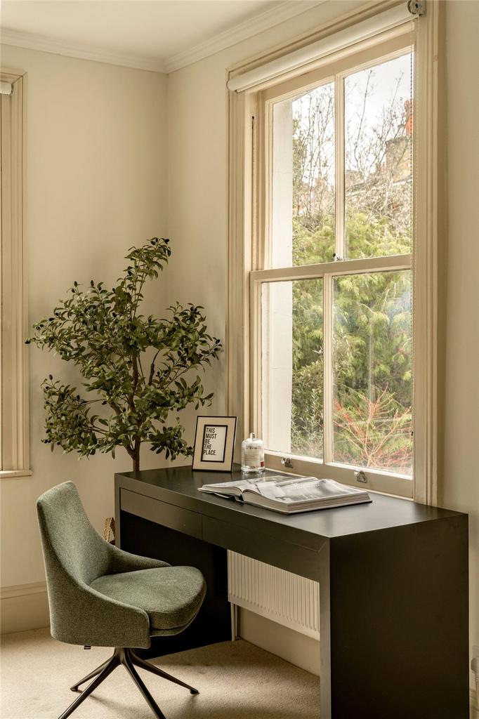 Bedroom/ Study