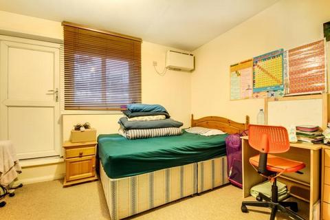 2 bedroom apartment to rent, Prince Of Wales Close, London