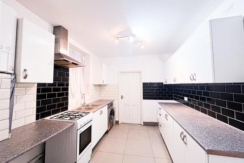4 bedroom terraced house to rent, Sunnyside Road, London, E10