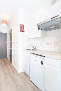 Studio to rent, Bell Lane, London NW4