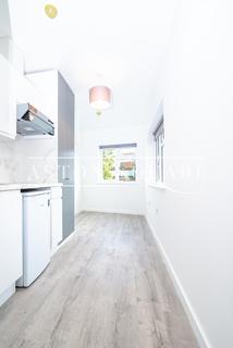 Studio to rent, Bell Lane, London NW4