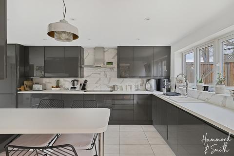 4 bedroom detached house for sale, Allnutts Road, Epping CM16