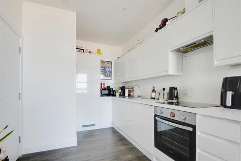 1 bedroom flat for sale, Skyline Apartments, The Causeway, Goring-By-Sea