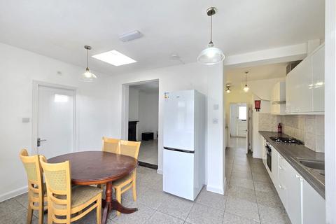 5 bedroom terraced house to rent, Gardner Road, London E13