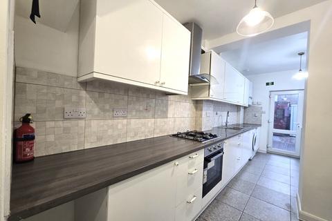 5 bedroom terraced house to rent, Gardner Road, London E13