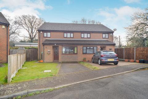 4 bedroom semi-detached house to rent, Woodview Close Orpington BR6