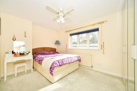 4 bedroom semi-detached house to rent, Woodview Close Orpington BR6