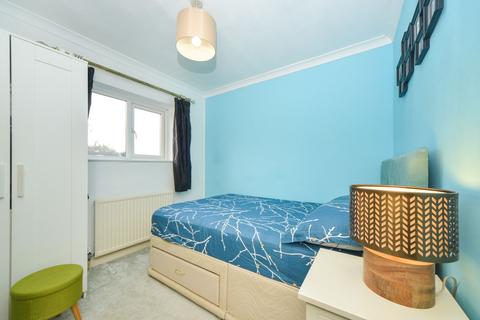 4 bedroom semi-detached house to rent, Woodview Close Orpington BR6