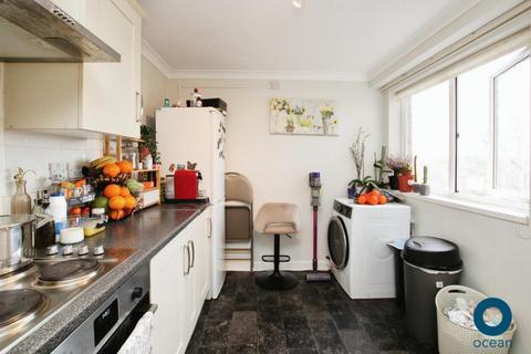 2 bedroom apartment to rent, Westover Gardens, Bristol BS9