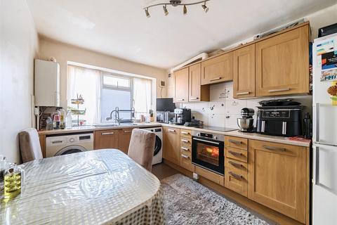 2 bedroom flat for sale, Chichele Road, London, NW2