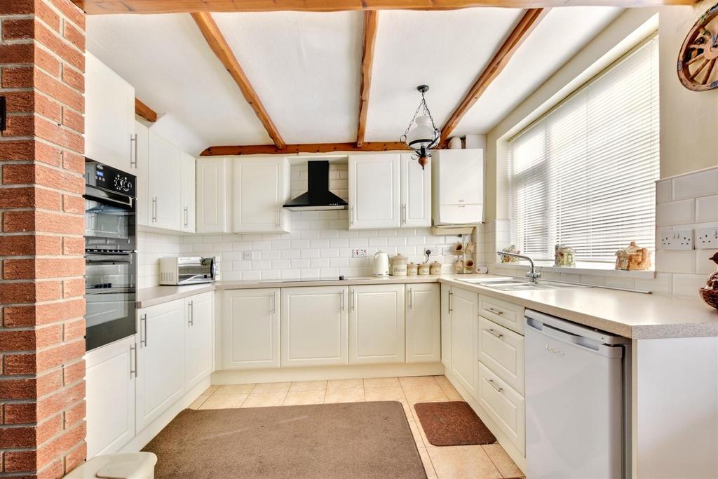 Kitchen 2.jpeg
