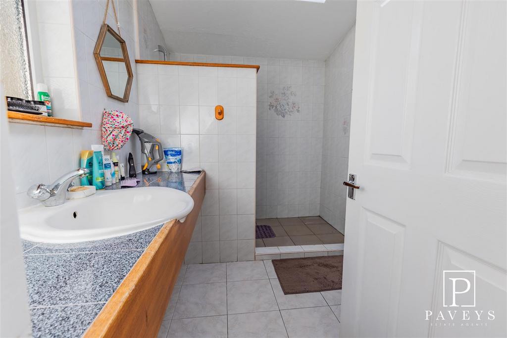 Cloakroom/shower room