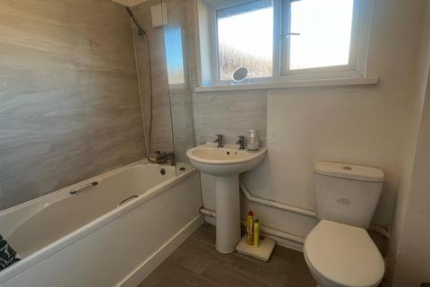 2 bedroom flat to rent, The Lindens, St Albans Road West, Hatfield
