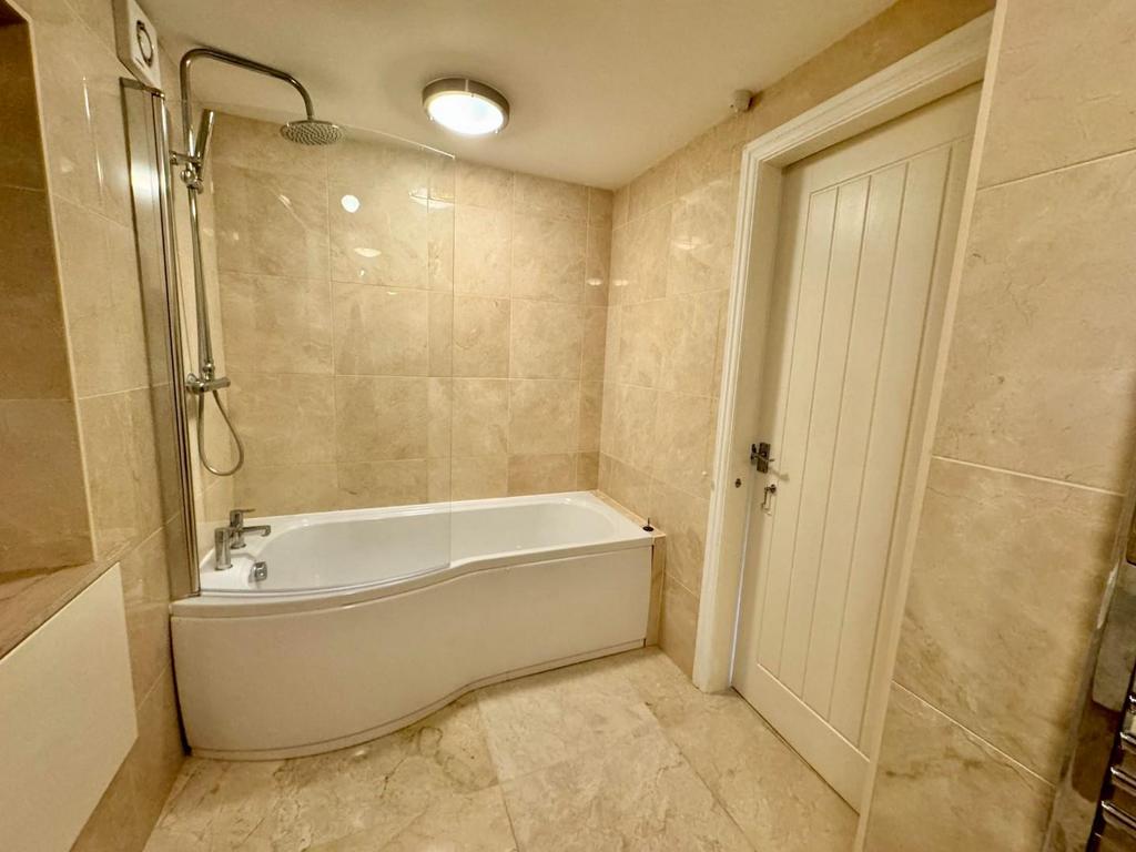 Bathroom 2.jpg